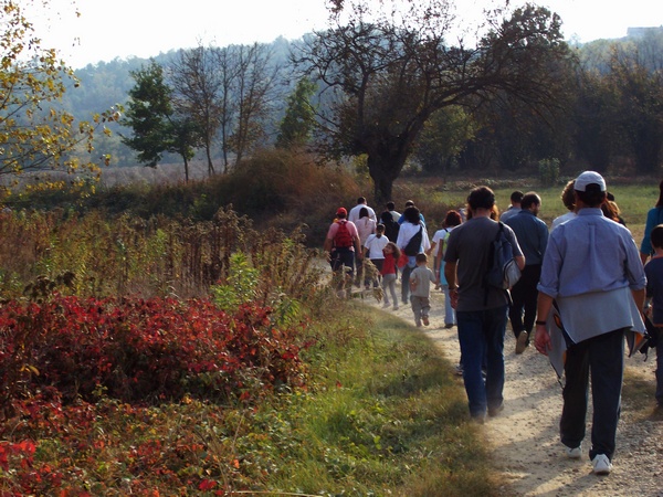 Partecipanti in marcia lungo il cammino alla scoperta delle Chiesette della Valtriversa (Foto Matteo Devecchi).