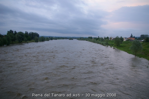 Veduta del fiume Tanaro in piena dal Ponte di Corso Savona ad Asti (30 maggio 2008)