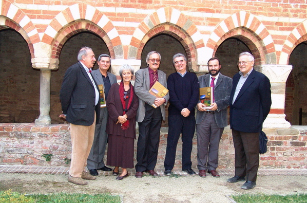 Foto ricordo di Franco Correggia - Autore del Volume - con amici partecipanti alla presentazione presso la Canonica di Vezzolano, da sx verso dx: Arch. Tonino Fassone, Dott. Giorgio Baldizzone, Arch. Paola Salerno, Prof. Renato Bordone, Prof. Marco Devecchi e Prof. Dario Rei.
