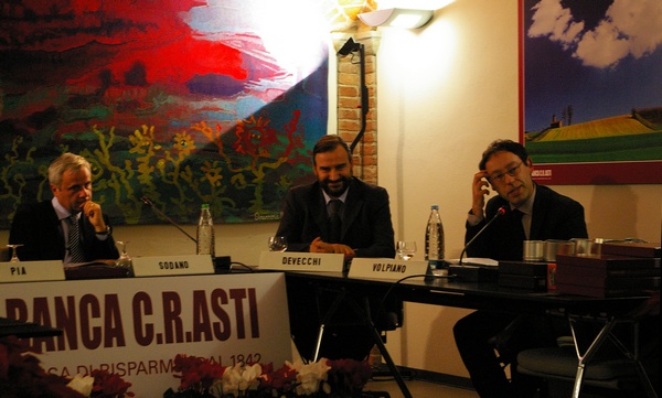 Tavolo dei relatori alla presentazione del Volume "Il paesaggio astigiano. Identità, Valori, Prospettive": da (sx) Dott. Andrea Sodano Vice Presidente della Fondazione Cassa di Risparmio di Asti, Prof. Marco Devecchi Curatore del Volume e Presidente dell`Osservatorio del Paesaggio per il Monferrato e l`Astigiano e Arch. Mauro Volpiano Curatore del Volume e Docente di Storia della Città e del Territorio presso il Dipartimento Casa-Città del Politecnico di Torino.