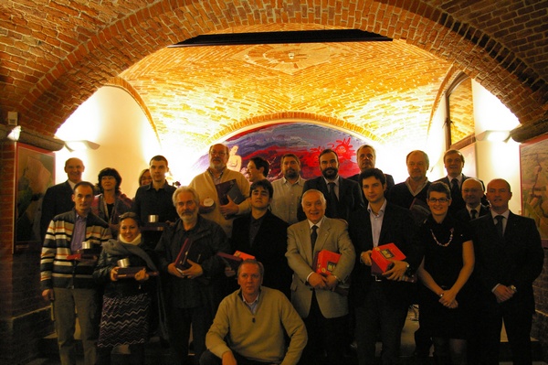 Foto ricordo dei Premiati al concorso "Il Paesaggio astigiano. Un patrimonio da conoscere e salvaguardare attraverso la fotografia" al termine della presentazione del Volume "Il Paesaggio astigiano. Identità. Valori. Prospettive". In primo piano, in centro, il fotografo, artista inglese, Mark Cooper (Foto Matteo Devecchi).