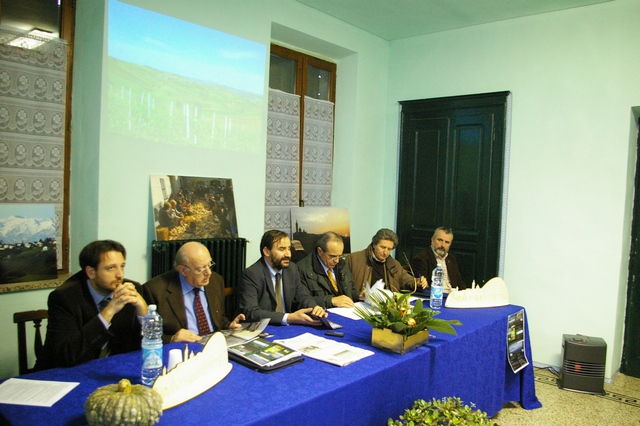 Apertura dei lavori della sesta sessione degli Stati generali del paesaggio astigiano ad Antignano da parte del moderatore, Prof. Marco Devecchi - Presidente dell`Osservatorio del paesaggio per il Monferrato e l`Astigiano. Al Tavolo dei relatori per approfondire il tema "Il paesaggio è una risorsa favorevole all`economia locale "(da sx verso dx): Luca Chiusano, Erildo Ferro, Marco Devecchi, Pier Franco Ferraris, Ernesto Doglio Cotto e Domenico Marinetto (Foto Enrico Griseri).