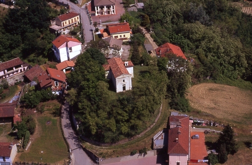 Veduta aerea della Chiesa di Santo Stefano di Rocca d'Arazzo (Foto di Mark Cooper - Concessione all'uso da parte 