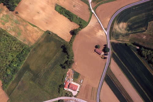 Veduta aerea del paesaggio di Rocchetta Tanaro caratterizzato dalla presenza della Chiesa di SantaMaria di Flesso (Foto Mark Cooper - Concessione Cassa di Risparmio di Asti)