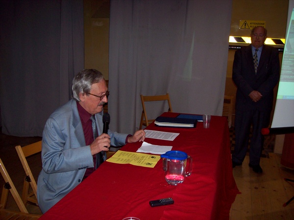 Apertura dei lavori da parte del Prof. Renato Bordone, Vice Presidente dell`Osservatorio del Paesaggio per il Monferrato e l`Astigiano e Moderatore dell`incontro. Sul palco degli oratori, il Prof. Erildo Ferro, portavoce degli Stati generali del paesaggio.