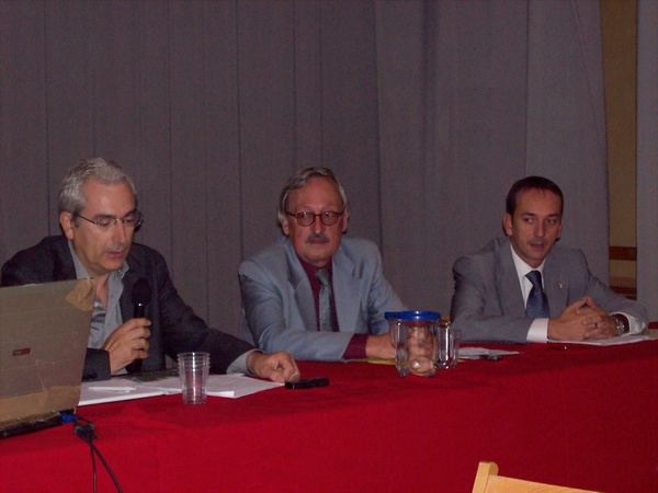 Relazione del Presidente Nico Novara del Circolo Legambiente Valtriversa (sx). Sul palco dei relatori, in centro Prof. Renato Bordone e (dx) l`Avv. Massimo Padovani, Sindaco di Villafranca d`Asti.