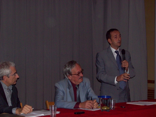 Relazione dell`Avv. Massimo Padovani, Sindaco di Villafranca d`Asti. Sul palco dei relatori, in centro Prof. Renato Bordone e (sx) Nico Novara .Presidente del Circolo Legambiente Valtriversa.