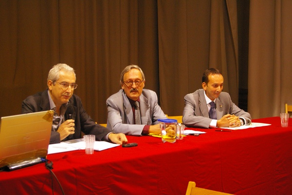 Relazione del Presidente Nico Novara del Circolo Legambiente Valtriversa (sx). Sul palco dei relatori, in centro Prof. Renato Bordone e (dx) l`Avv. Massimo Padovani, Sindaco di Villafranca d`Asti.