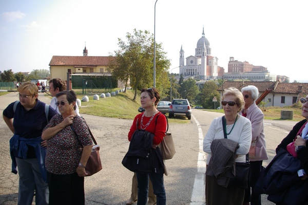 Partecipanti in marcia lungo il crinale dei Becchi a Morialdo di Castelnuovo Don Bosco.