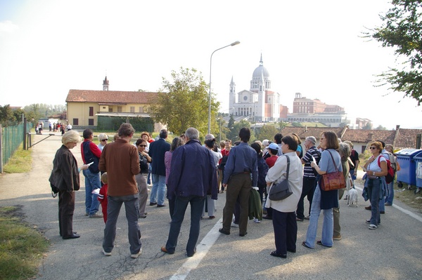   Partecipanti alla camminata sul crinale dei Becchi a Morialdo di Castelnuovo Don Bosco con veduta sullo sfondo della Basilica salesiana.