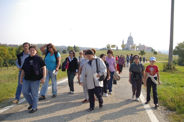  Partecipanti alla camminata sul crinale dei Becchi a Morialdo di Castelnuovo Don Bosco con veduta sullo sfondo della Basilica salesiana.