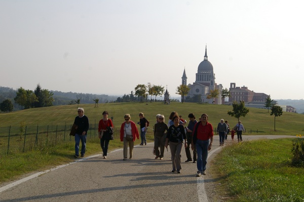  Partecipanti alla camminata sul crinale dei Becchi a Morialdo di Castelnuovo Don Bosco con veduta sullo sfondo della Basilica salesiana.