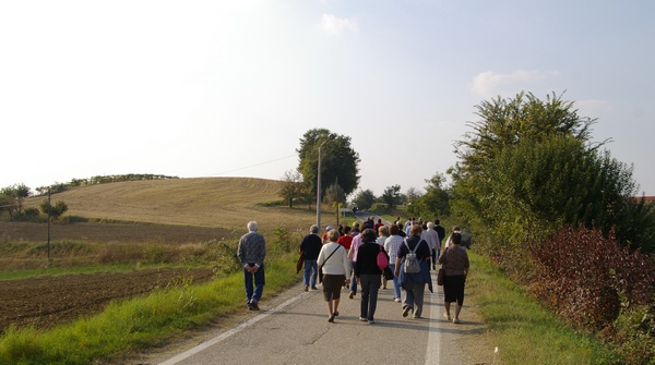 Partecipanti in marcia lungo il crinale dei Becchi a Morialdo di Castelnuovo Don Bosco.