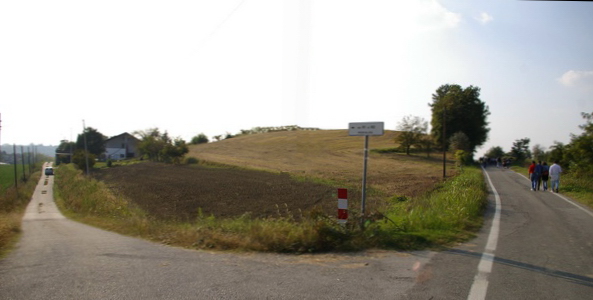 Partecipanti in marcia lungo il crinale dei Becchi a Morialdo di Castelnuovo Don Bosco.