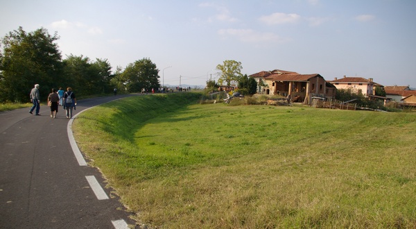 Partecipanti in marcia lungo il crinale dei Becchi a Morialdo di Castelnuovo Don Bosco.