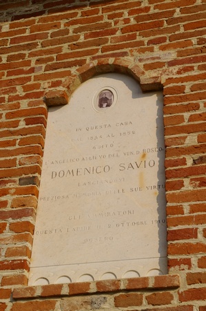 Epigrafe presente sulla facciata della casa di San Domenico Savio.