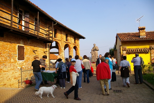 Partecipanti alla camminata giunti nel punto di sosta presso la casa di San Domenico Savio a Morialdo di Castelnuovo Don Bosco.