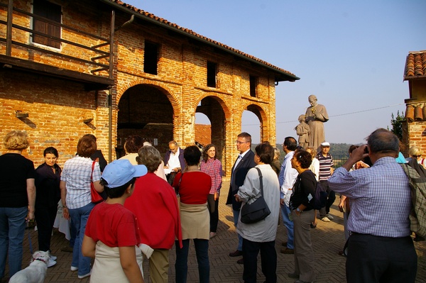 Partecipanti alla camminata giunti nel punto di sosta presso la casa di San Domenico Savio a Morialdo di Castelnuovo Don Bosco. 