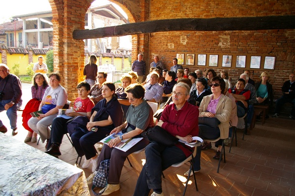 Partecipanti alla camminata giunti nel punto di sosta presso la casa di San Domenico Savio a Morialdo di Castelnuovo Don Bosco.