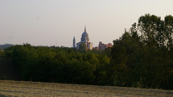  Veduta della Basilica salesiana immersa nel suggestivo paesaggio agrario del nord dell`Astigiano.