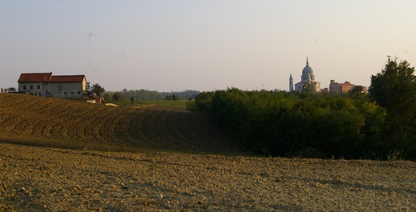 Suggestivo paesaggio agrario in cui si inserisce la basilica salesiana nel comune di Castelnuovo Don Bosco.