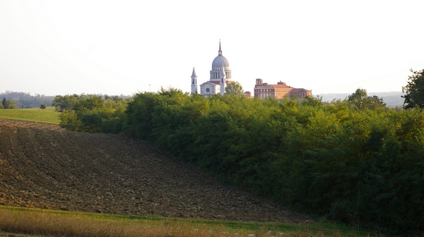 Suggestivo paesaggio agrario in cui si inserisce la basilica salesiana nel comune di Castelnuovo Don Bosco.
