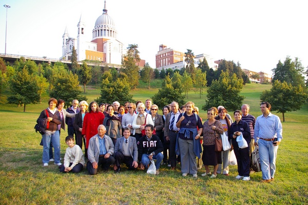 Foto ricordo dei partecipanti alla camminata sul crinale dei Becchi a Morialdo di Castelnuovo Don Bosco.