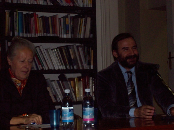 Avvio della serata con la Prof.ssa Elena Accati con un dibattito condotto da Marco Devecchi (Foto Matteo Devecchi).