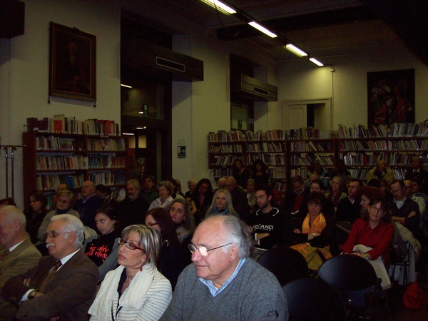 Veduta del pubblico in sala all`interno della Biblioteca Consorziale astense, tra cui il Prof. Giorgio Calabrese, la Dott.ssa Caterina Calabrese e il Dott. Agostino Odone (Foto Matteo Devecchi).