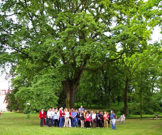 Foto ricordo dei partecipanti alla Visita al giardino del Castello di San Martino Alfieri nell'ambito della rassegna VerdeTerra 2008.