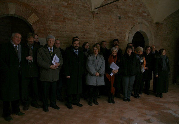 Partecipanti all'incontro di Adesione della Regione Piemonte al Progetto europeo TRANSROMANICA. Nella Foto il il Dott. Gaetano di Biasi il Dott. L. Zimmer di Transromanica, il Sindaco di Albugnano, Dott. Renato Del Mastro, il Presidente dell'Osservatorio del Paesaggio, Prof. Marco Devecchi, la Dott.ssa Juliane Koch di Transromanica, l'Assessore provinciale al Turismo, la Dott.ssa Giovanna Quaglia, il Direttore della Canonica di Vezzolano, l'Arch. Paola Salerno, la Dott.ssa Patrizia Picchi, Responsabile del settore Musei e Patrimonio culturale della Regione Piemonte, Andrea Moeller di Transromanica, Monsignor Vittorio Croce della Diocesi di Asti, l'Ing. Francesco Garetto, Responsabile del Progetto Transromanica dell'Osservatorio del Paesaggio, l'Arch. Cristina Lucca della Soprintendenza per i Beni Architettonici e per il Paesaggio del Piemonte.