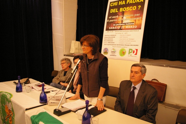 Apertura dei lavori del Convegno "Chi ha paura del bosco?" da parte del Moderatore Anna Bosia, Consigliere comunale di Asti. Foto di Valentina Cerigo.