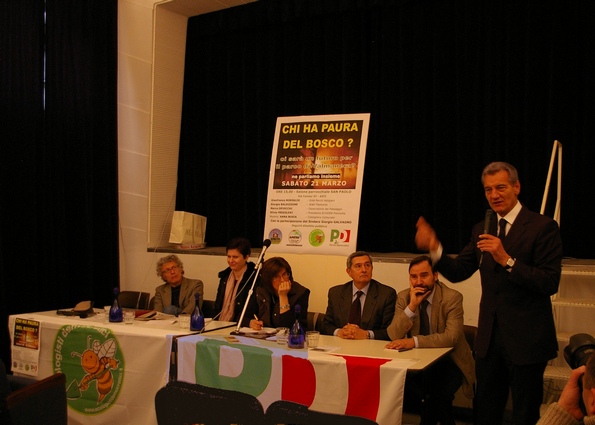 Tavolo dei relatori: in centro il Moderatore: Anna Bosia. Da sx verso dx: Gianfranco Miroglio (Ente Parchi Astigiani), Silvia Fregolent (presidente ECODEM Piemonte), Anna Bosia (Consigliere comunale), Giorgio Baldizzone (WWF Piemonte), Marco Devecchi (Osservatorio del Paesaggio per il Monferrato e l'Astigiano), Giorgio Galvagno (Sindaco di Asti). Foto di Valentina Cerigo.