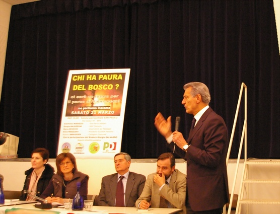 Risposte del Sindaco di Asti ai quesiti posti dal Moderatore, Anna Bosia, al Convegno "Chi ha paura del Bosco?" Foto di Valentina Cerigo.