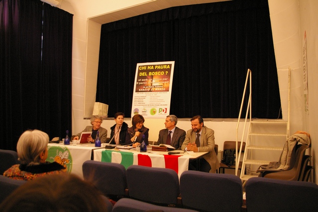 Tavolo dei relatori, da sx verso dx: Gianfranco Miroglio (Ente Parchi Astigiani), Silvia Fregolent (presidente ECODEM Piemonte), Anna Bosia (Consigliere comunale), Giorgio Baldizzone (WWF Piemonte) e Marco Devecchi (Osservatorio del Paesaggio per il Monferrato e l'Astigiano). Foto di Valentina Cerigo.
