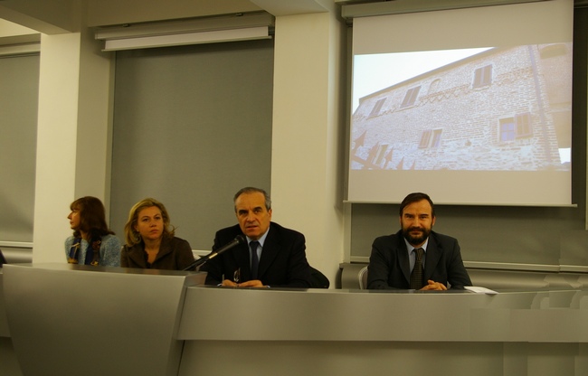 Incontro di Presentazione del Bando di Concorso sugli interventi di qualità nel paesaggio astigiano. Da (sx) verso (dx) Geom. Tiziana Maggiora della Provincia di Asti, Dott.ssa Angela Motta del Consiglio regionale del Piemonte, l'Assessore Pier Franco Ferraris della Provincia di Asti e il Prof. Marco Devecchi dell'Osservatorio del Paesaggio per il Monferrato e l'Astigiano (Foto Giancarlo Dapavo).