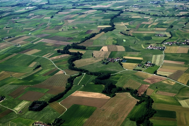 Paesaggi astigiani di eccezionale valore da salvaguardare anche attraverso nuove e più attente soluzioni di intervento a livello progettuale e di pianificazione territoriale (Veduta aerea della piana di Villanova d'Asti - Foto Mark Cooper - Concessione all'uso da parte della Cassa di Risparmio di Asti).