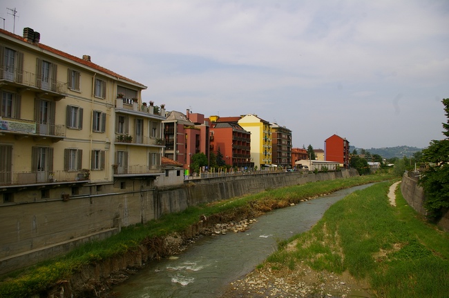 Veduta del fiume Belbo all'interno dell'abitato di Canelli.