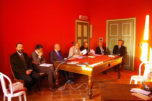 Partecipanti alla Tavola rotonda su "Economia e tutela del paesaggio: un equilibrio è possibile? Da (sx) Prof. Marco Devecchi (Presidente dell Osservatorio del paesaggio per il Monferrato e l Astigiano), Dott. Stefano Audifredi (Dipartimento di Scienze sociali dell Università di Torino), Bruno Verri (Presidente del Gruppo Costruttori di Asti, Membro di Giunta di ANCEPiemonte), Prof. Angelo Bottiroli (Moderatore), Geom. Pierfranco Ferraris (Assessore all Ambiente della Provincia di Asti), Prof. Sergio Conti (Assessore alle Politiche territoriali della Regione Piemonte) e Renzo Peletto (Sindaco di Cisterna d Asti) (Foto di Dario Rei).