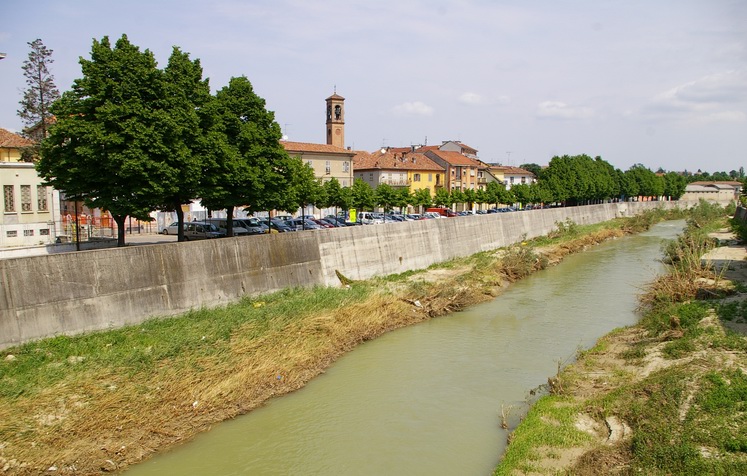 Veduta del Belbo nell'abitato di Nizza Monferrato