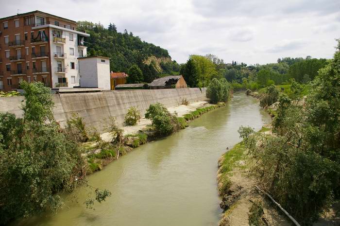 Veduta del Belbo nell'abitato di Incisa Scapaccino