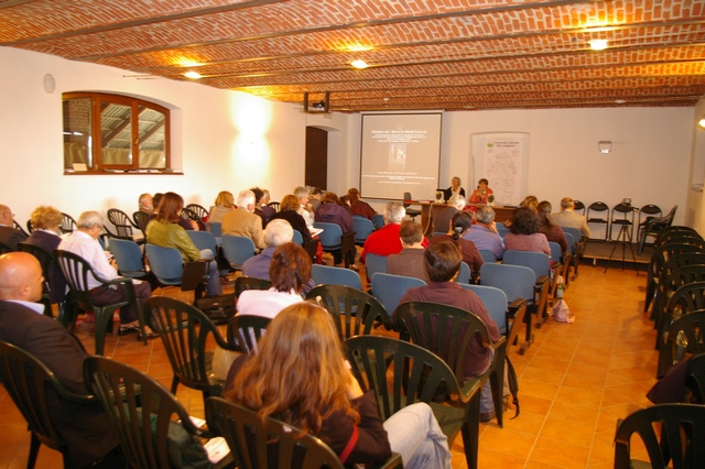  Veduta dei partecipanti al Convegno su "Percorsi Del Romanico Astigiano. Conservazione e innovazione: il ciclo della natura, il ciclo della storia nel paesaggio del romanico astigiano"