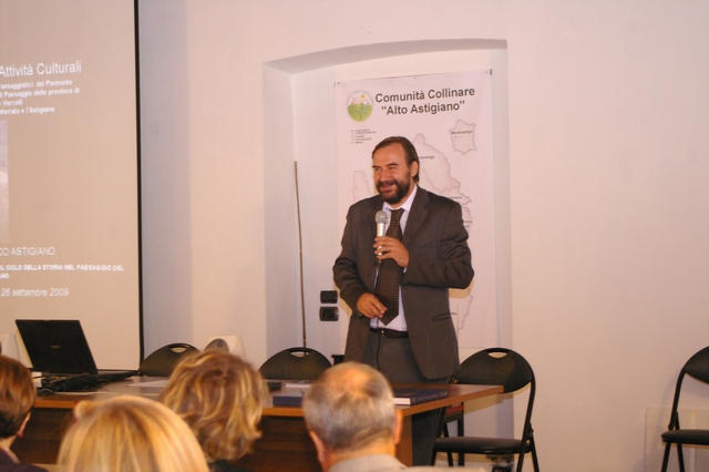  Prof. Marco Devecchi dell Osservatorio del Paesaggio per il Monferrato e l Astigiano, Moderatore della rima sessione del Convegno su "Conservazione e innovazione: il ciclo della storia"