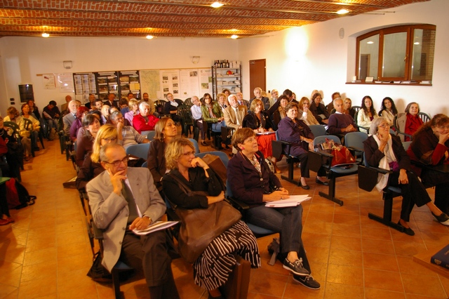   Veduta dei partecipanti al Convegno su "Percorsi Del Romanico Astigiano. Conservazione e innovazione: il ciclo della natura, il ciclo della storia nel paesaggio del romanico astigiano"