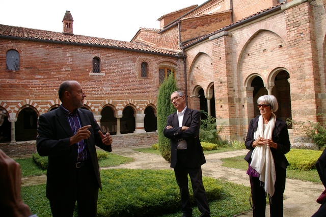 Presentazione da parte del Prof. Guido Curto - Direttore dell'Accademia Albertina di Belle Arti di Torino - dell'installazione artistica del Prof. Radu Dragomirescu dal titolo HOWL dedicata al cipresso di Vezzolano.