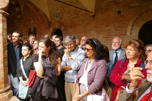   Veduta dei partecipanti al Convegno su "Percorsi del Romanico Astigiano. Conservazione e innovazione: il ciclo della natura, il ciclo della storia nel paesaggio del romanico astigiano"