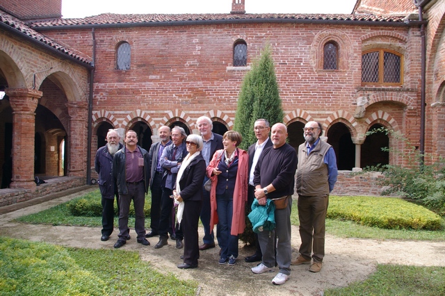Foto ricordo dei docenti dell'Accademia Albertina di Belle Arti di Torino, insieme all'Arch. Liliana Pittarello - Direttore regionale per i Beni culturali e paesaggistici del Piemonte, all'interno del Chiostro della Canonica di Vezzolano.