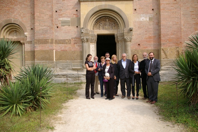   Foto ricordo dei relatori ed organizzatori del Convegno "Percorsi del Romanico Astigiano. Conservazione e innovazione: il ciclo della natura, il ciclo della storia nel paesaggio del romanico astigiano" nel giardino antistante alla Canonica di Vezzolano. Da (sx) Maria Sortino, Carlo Buffa di Perrero, Liliana Pittarello, Paola Salerno, Jaime Nuño, Maria Adriana Giusti, Dario Rei, Claudia Bartolozzi, Fernando Delmastro e Marco Devecchi.
