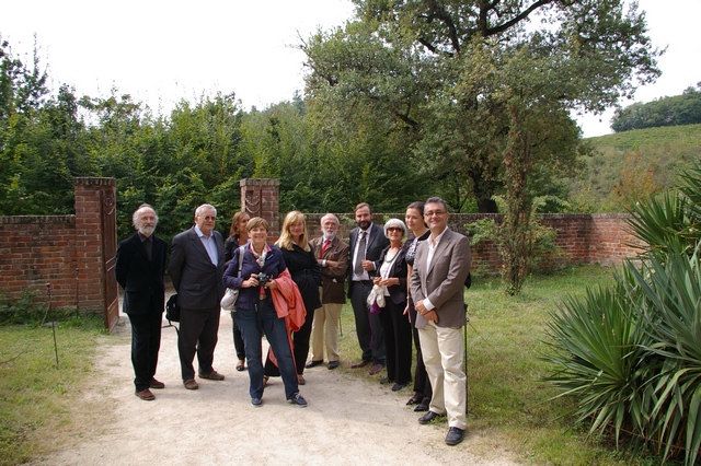 Foto ricordo con gli organizzatori del Convegno e i relatori spagnoli Jaime Nuño e Maria Sortino della Castylla y Leòn (Fundaciòn Santa Maria La Real de Aguilar de Campo) nel giardino antistante la Canonica ove è stato piantato un nuovo cipresso in sostituzione dell'esemplare monumentale di oltre 250 anni di età morto lo scorso anno.