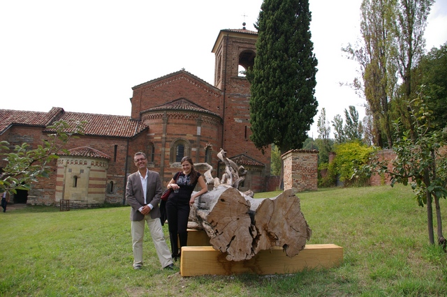  Foto ricordo con Maria Sortino e Jaime Nuño davanti al cipresso monumentale.